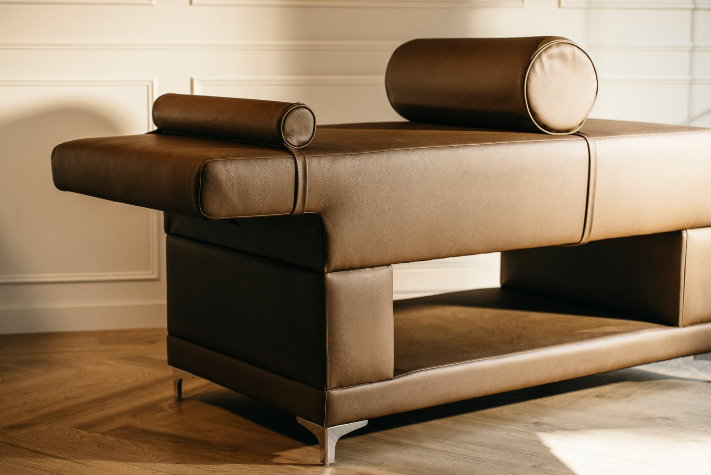 Charlie Plush® Flat Ergonomic Salon Bed IN CAVALETTI LEATHER - Plush + Oak