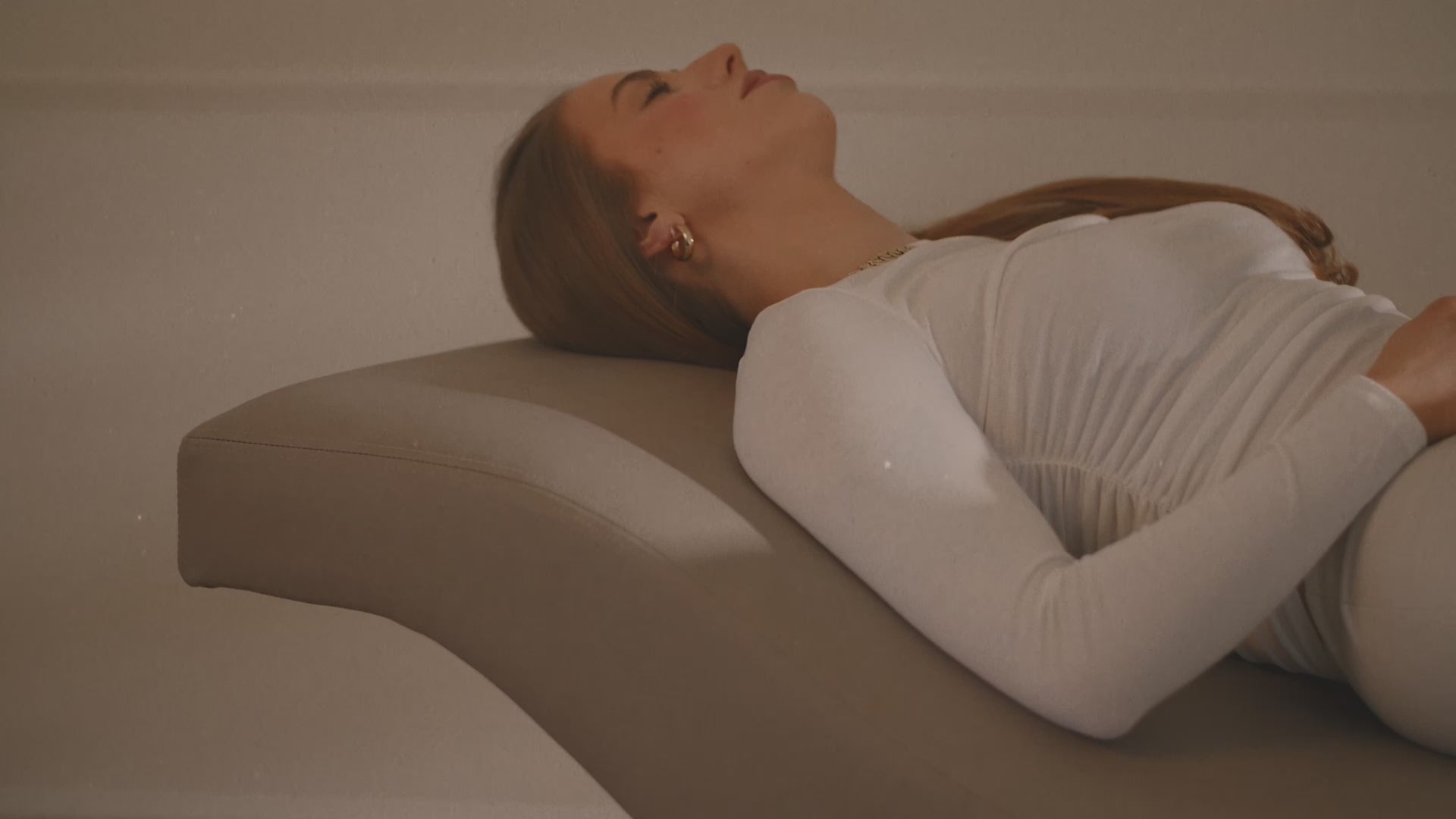 Load video: Brynn Ergonomic Salon Spa Bed for Lash and Brow Artists